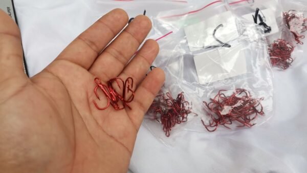 Anzuelo triple Alto en carbono Color Rojo #6 – 10pcs - Imagen 3